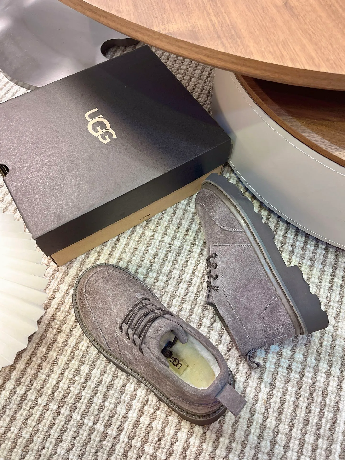 [UGG] P: 580💰 Size: 40 to 44 (45 custom-made) 2025 new style 𝑼𝑮𝑮•Men's ◾️. Winter snow boots and fur shoes. The matching coefficient is also 100%. 💥Good-looking✨Fully fashionable and full of aura when worn📈 Lager casual boots, lace-up style. The heels are decorated with hot embossed brand logos. Item No.: 1171113 Upper: high-quality cow suede Lining: sheepskin imported from Australia 🐑The inner lining is made of Australian lamb wool Outsole: EVA non-slip outsole.